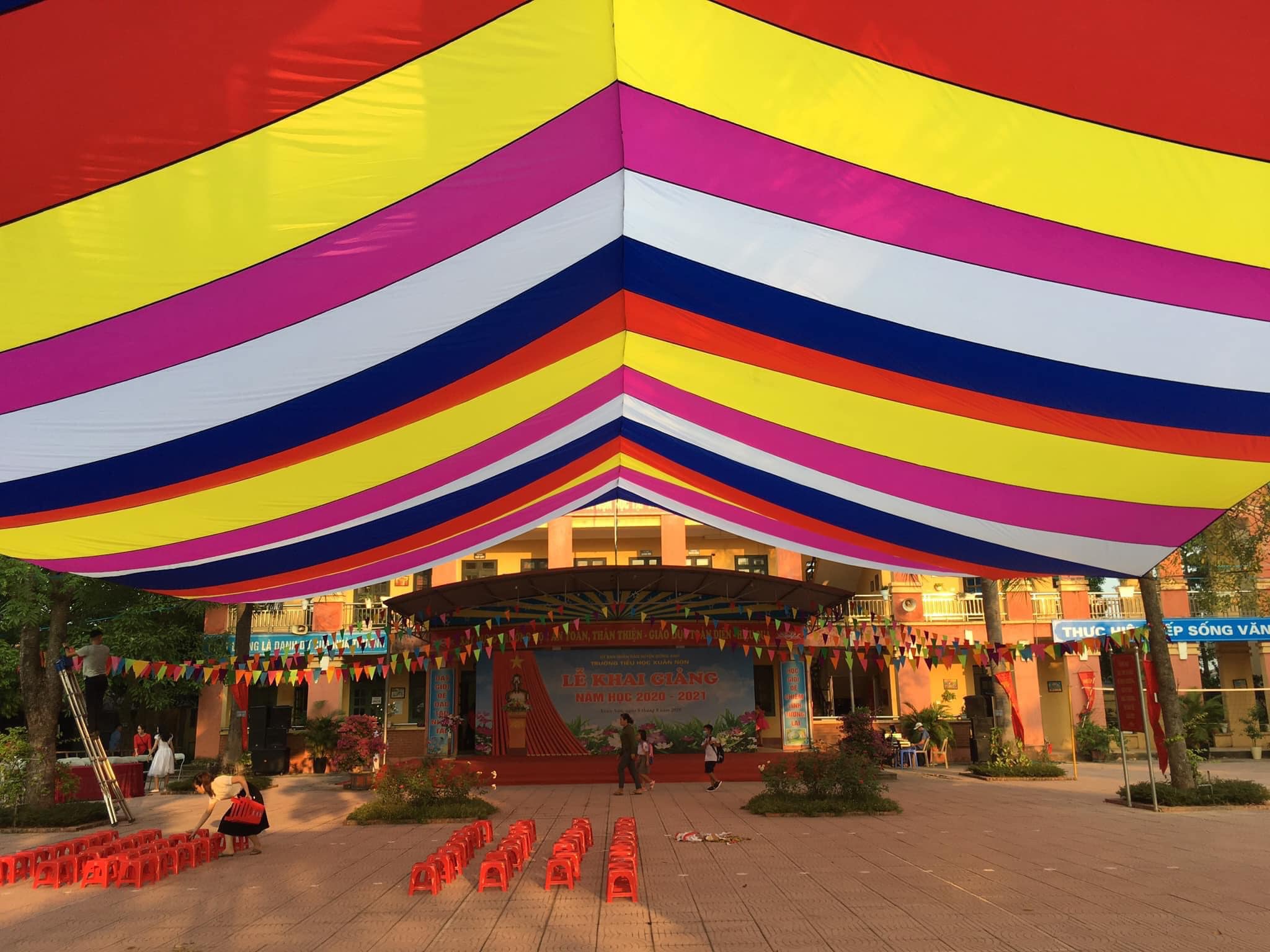 DÙ CHE SỰ KIỆN, DÙ CHE NẮNG SÂN TRƯỜNG