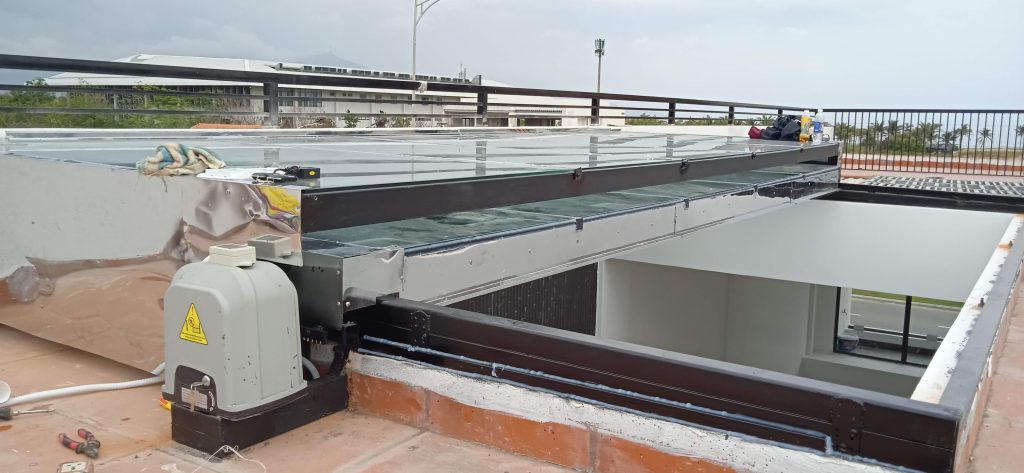 Bạt tự cuốn trên mái nhà.