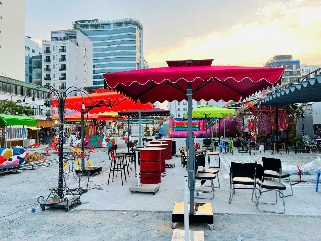 Minh Quý Group cung cấp nhiều mẫu dù che nắng khác nhau để phù hợp với từng loại không gian.