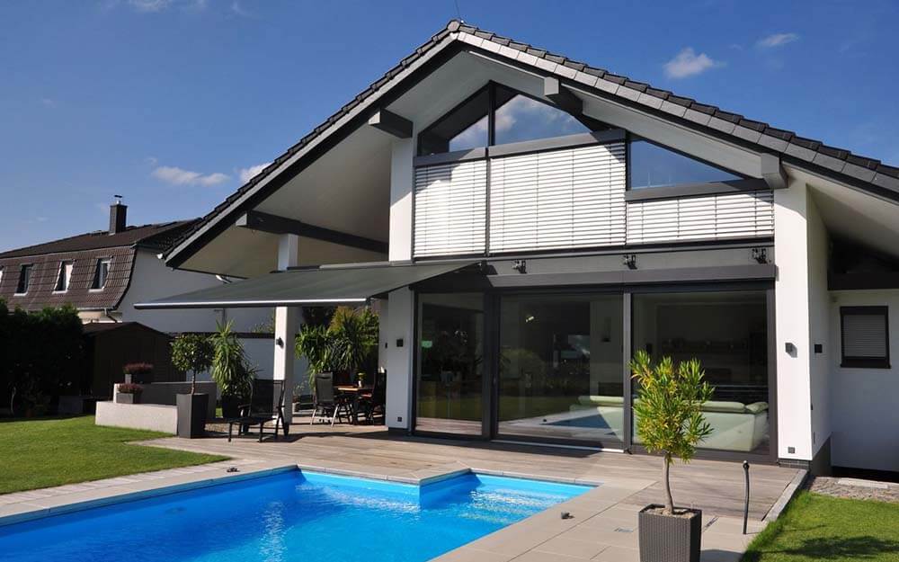 Lò xo tự cuốn giúp giảm áp lực ngoại lực như gió.