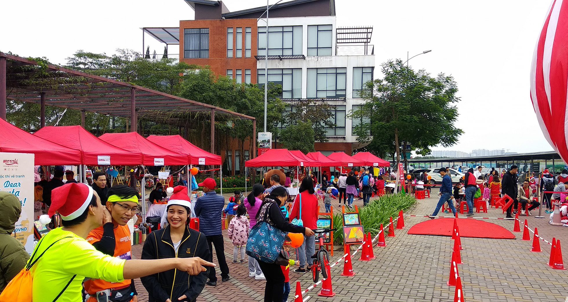 Dù lớn, trụ cao, tán rộng dành cho các sự kiện ngoài trời như tiệc cưới, hội nghị, sân khấu nhỏ.