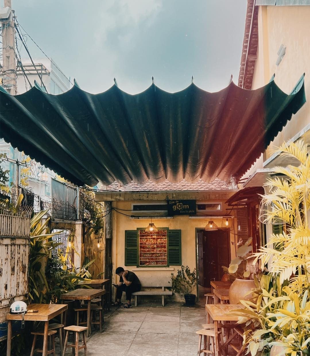 Chủ quán sử dụng bạt xếp lượn sóng.